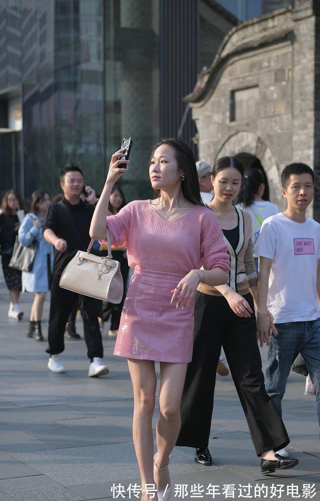 熟龄 熟龄女人穿粉色,搭配白色尖头细跟鞋,显年轻更有女性魅力!