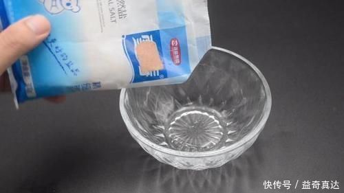 油污|厨房玻璃有油污洗不干净教你一招，轻轻一擦油污全去除，真实用