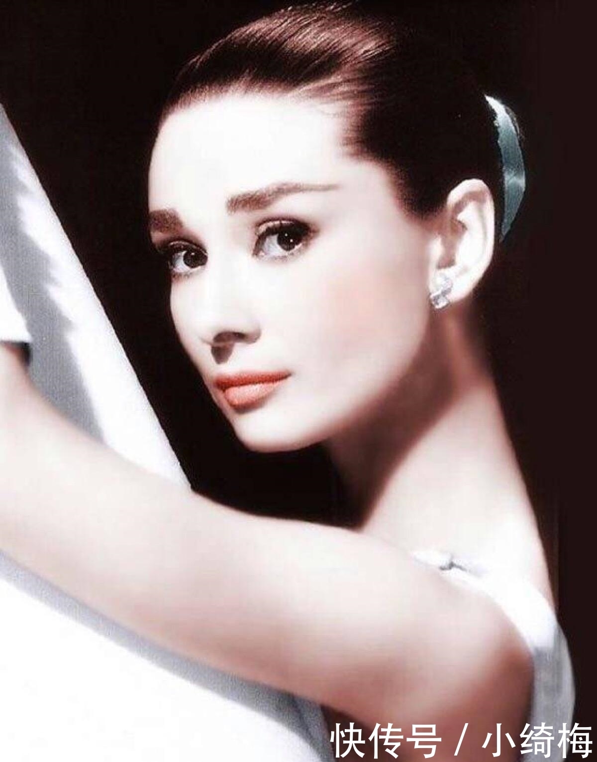 本以为赫本颜值高，殊不知是专门设计的妆容，化妆前后判若两人