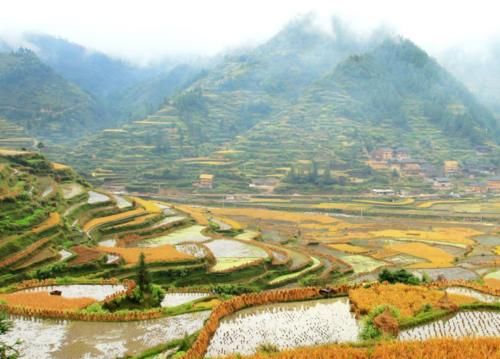 全国十大好玩地之一，坐拥世界最大苗寨，有“旅游王牌目的地”称号