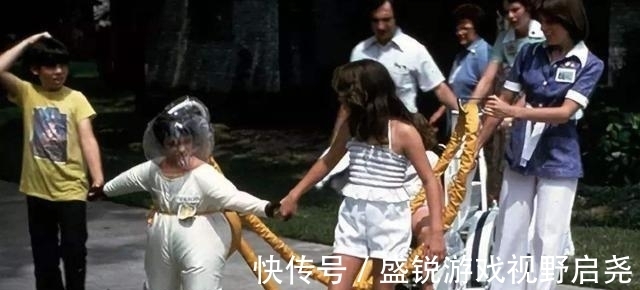 戴维|“泡泡男孩”:12岁才走出隔离罩,在死亡前才首次触摸到妈妈