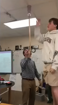 |搞笑GIF:幸亏反应快 不然被老婆发现就麻烦了