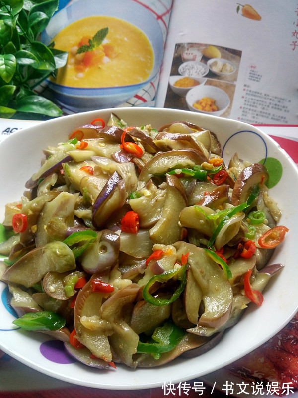 炒茄子先放油是大错特错,大厨教你1招,茄子不吸油还香嫩