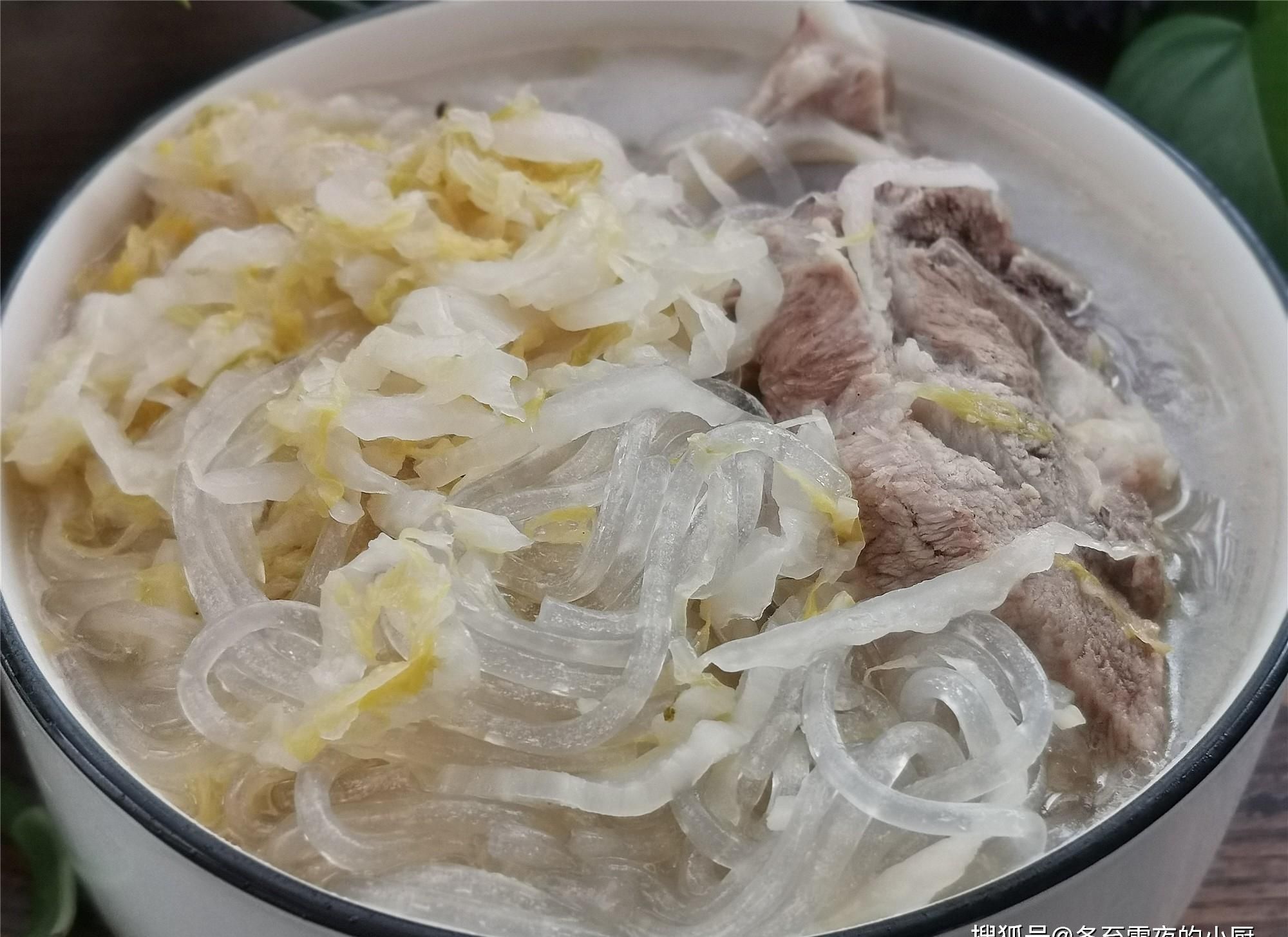  冬季，东北人又到了吃酸菜的季节，把酸菜这样做，酸爽开胃又下饭