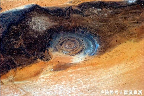美国宇航员惊恐发现，地球上出现一只“巨眼”，正死死盯着太空