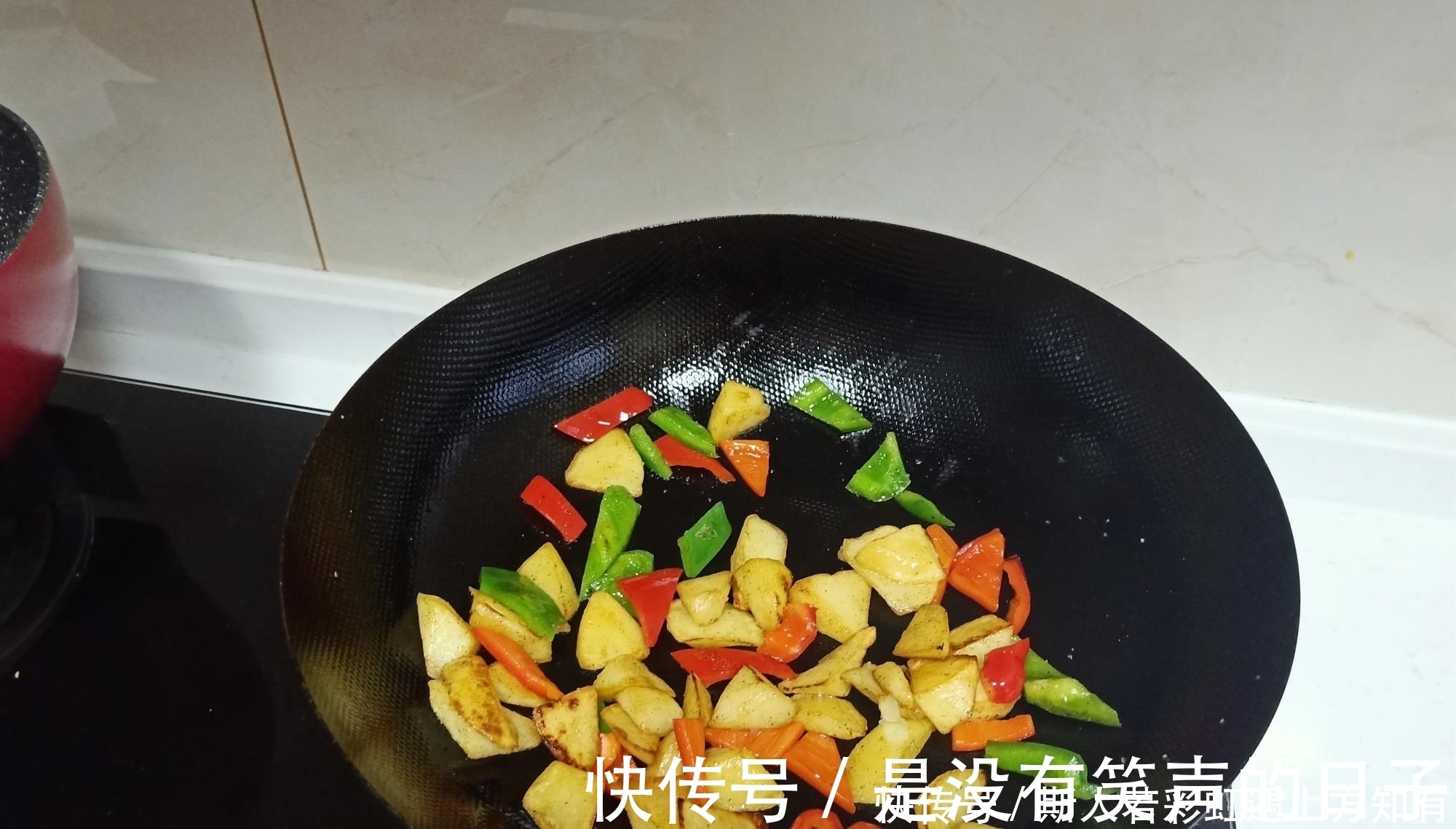 儿子|儿子不在家,老两口晚餐3个菜只花10元钱,网友:太会过日子了