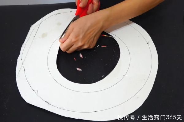 防晒帽|纸板上剪一大一小两个圆,简单改造成的东西,全家人都抢着用!