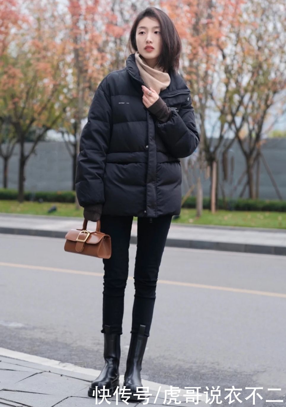 身高161的她，轻松将羽绒服穿得高挑又大气，原来全靠这3招