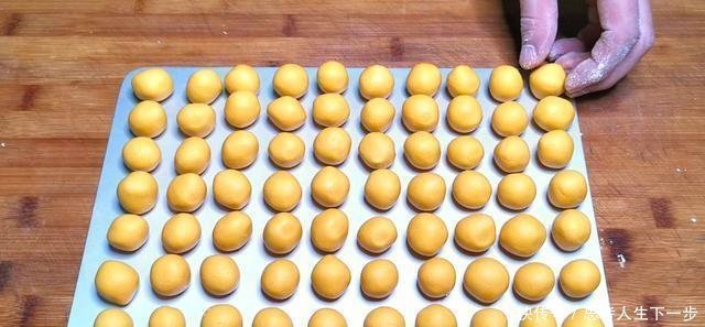 南瓜别做南瓜饼了,加一碗糯米粉,不煎也不炸,出锅连汤都不剩