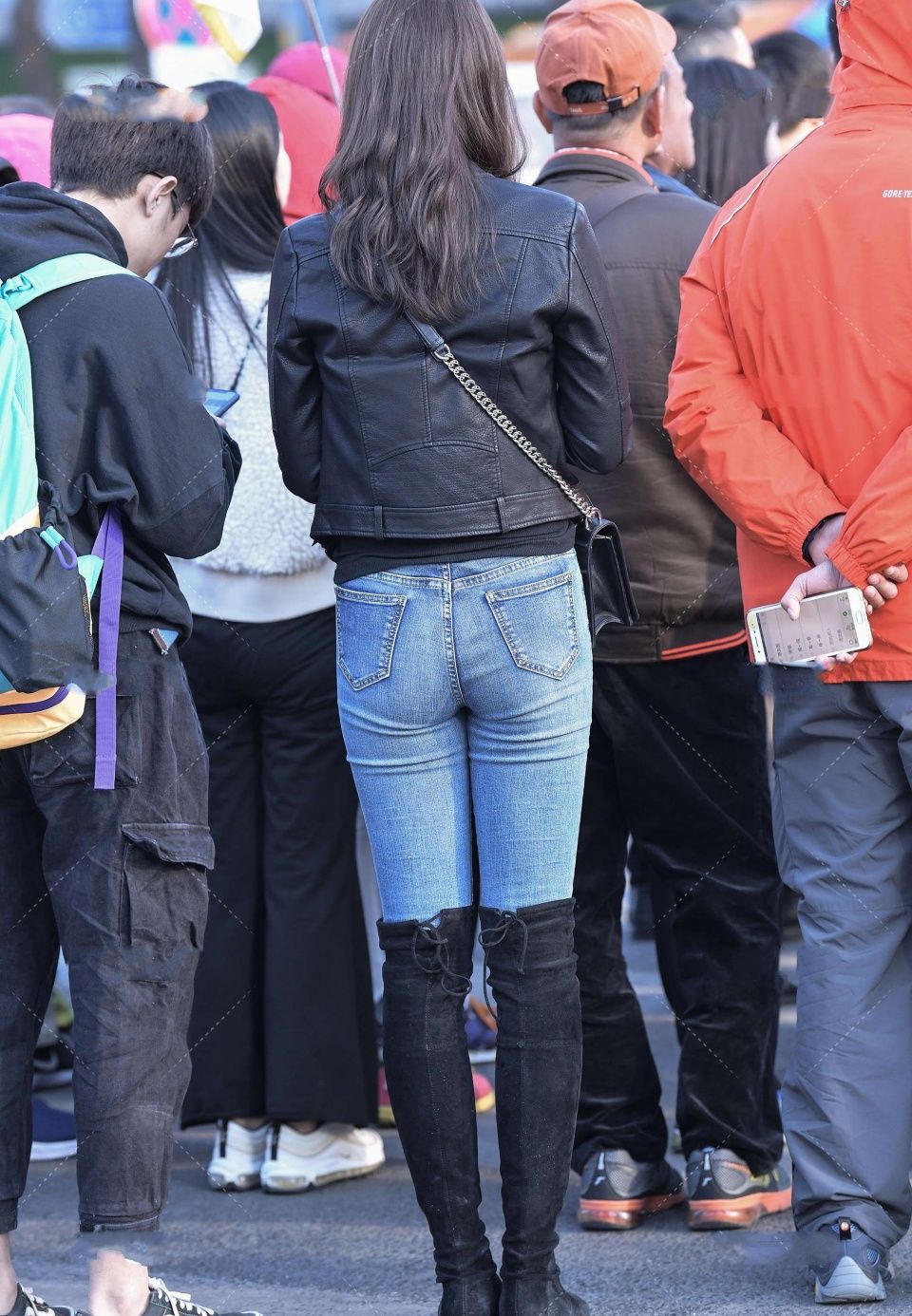 一个白净丰满的气质美女，在展现优雅身材时，依然不忘记保持微笑