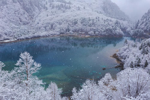 九寨沟迎来春雪 蓝白呼应造就梦幻冰雪世界