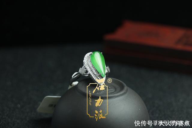 年轻人,适合戴什么样的翡翠呢