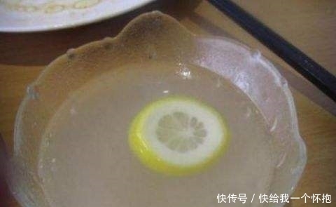 吃牛排时,服务员端上来的柠檬水不要随便喝了,会被“笑话”的