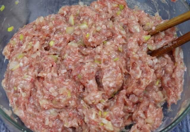 给肉馅去腥别再用料酒了,大厨教你一个妙招,肉馅鲜香又多汁