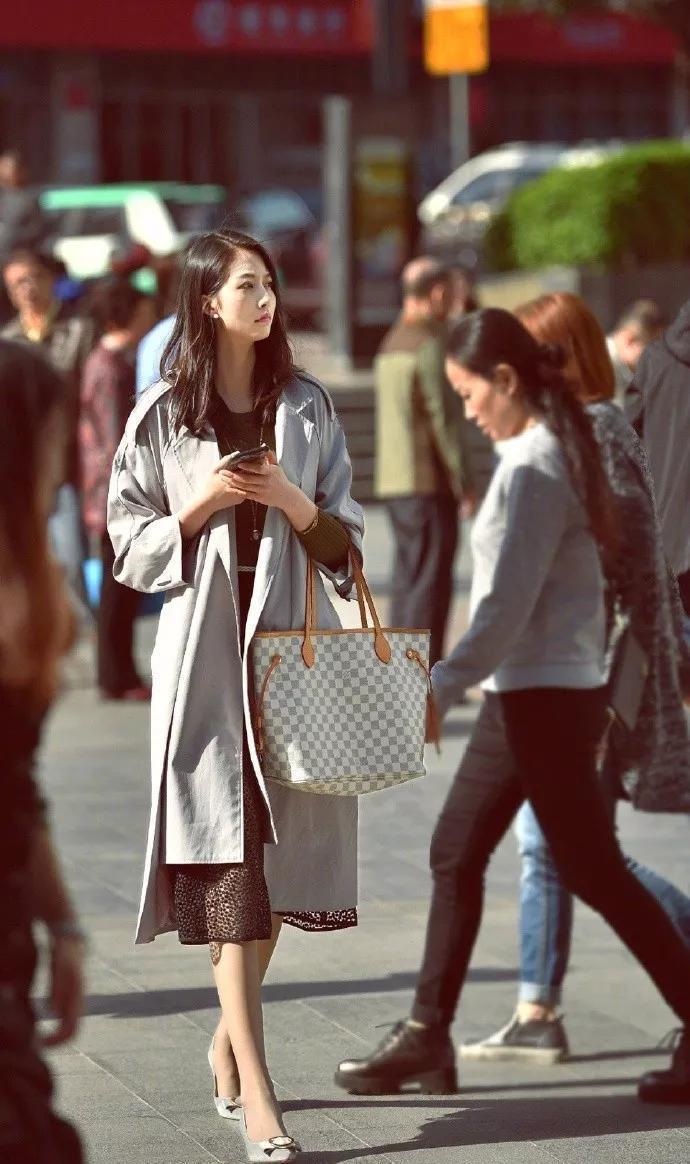 充满活力|小姐姐扎着一个小小的丸子头，让她显得青春又充满活力