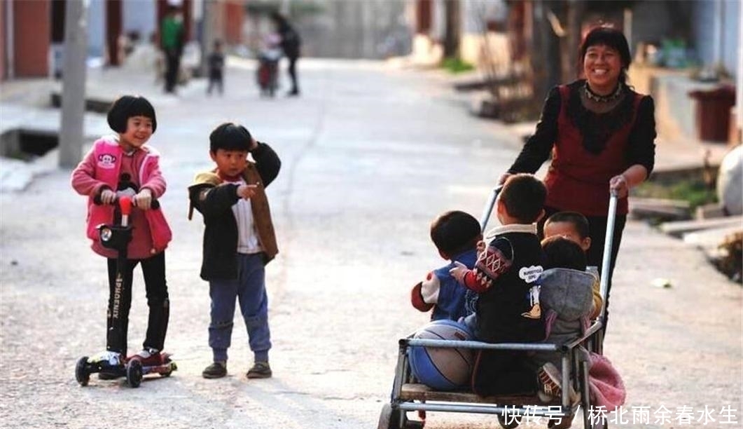 双胞胎宝宝分开养,城里妈妈带的还不会走,乡下奶奶带的撵着鸡跑