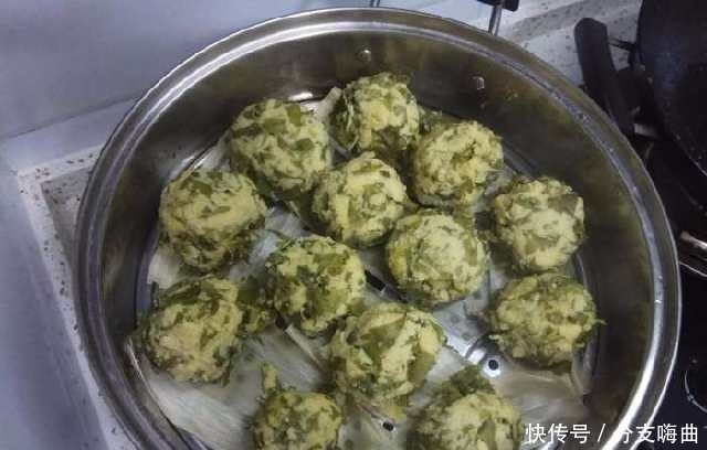 搅拌均匀|大家看今天分享的菜饼子是不是很诱人?能猜出来是哪种菜做的吗?