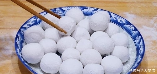 黑芝麻汤圆新做法，最后滚一下，煮时不破皮不露馅，香甜可口不腻