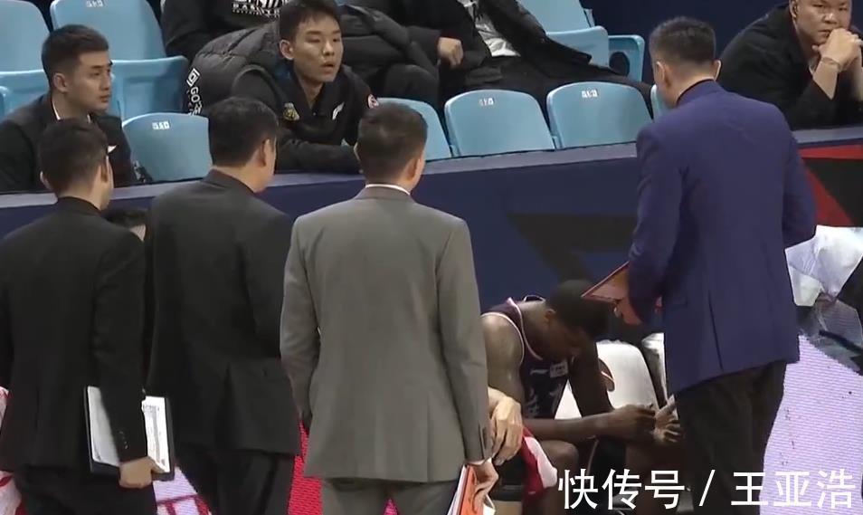 莱多|又是带病上阵!徐杰捂着胸口干咳,为何主教练杜锋只用8人轮换?