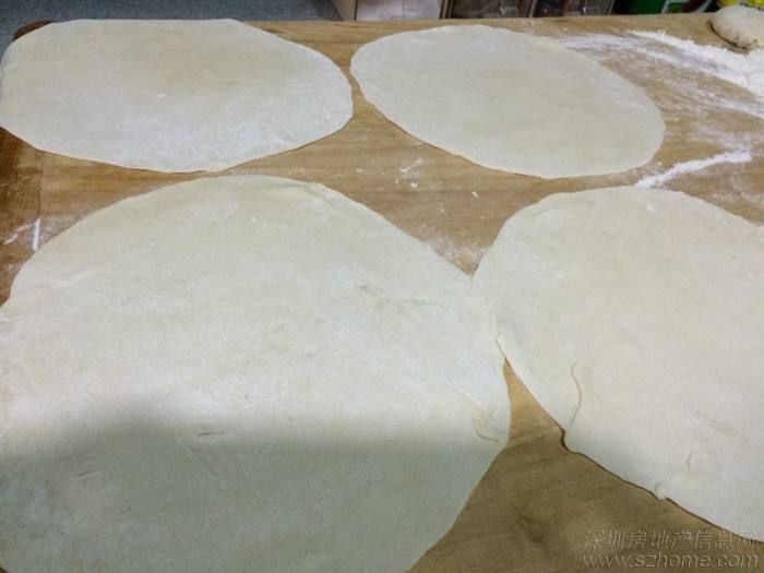 烙饼时,别用凉水,用葱花和面,软香多层,比北方大妈做的还好吃