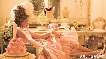 身份|王后被推上斩首台,刑场上不小心踩到刽子手的脚,1句话展现皇家贵族身份