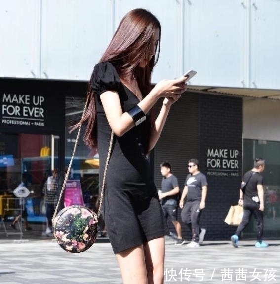 街拍美女:身材曼妙的小姐姐,紧身牛仔裤穿搭,洋气十足!