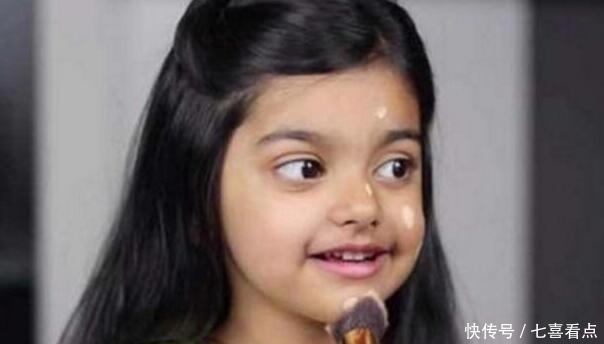 技术|4岁小女孩化妆技术逆天,抹眼影打粉底让阿姨们都自愧不如