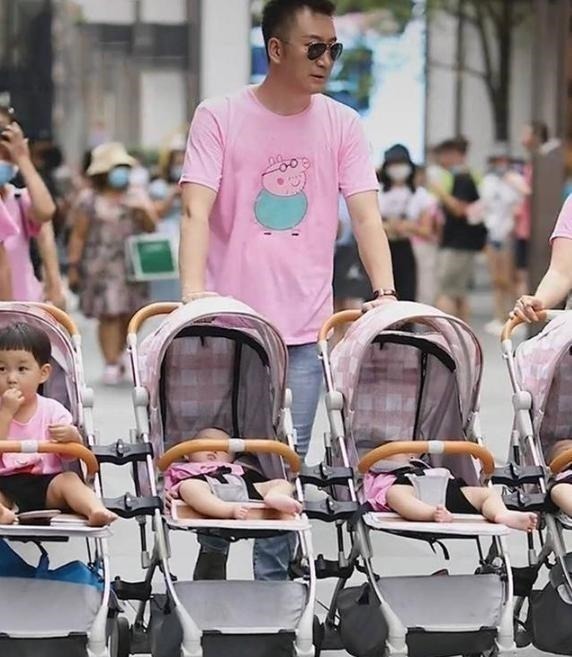 风景|生下双胞胎姐妹后,又喜得4胞胎兄弟,小两口带娃遛街成风景