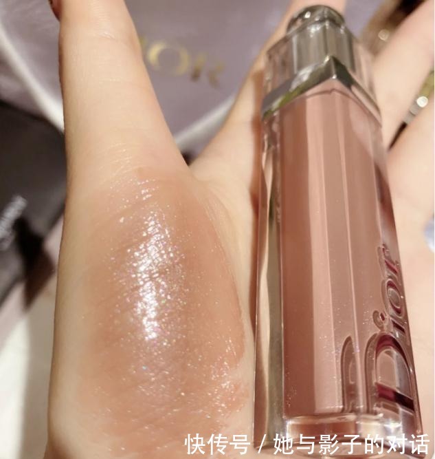 美女|氛围感美女唇妆是重点,口红谁都涂,配合小技巧颜值翻倍!