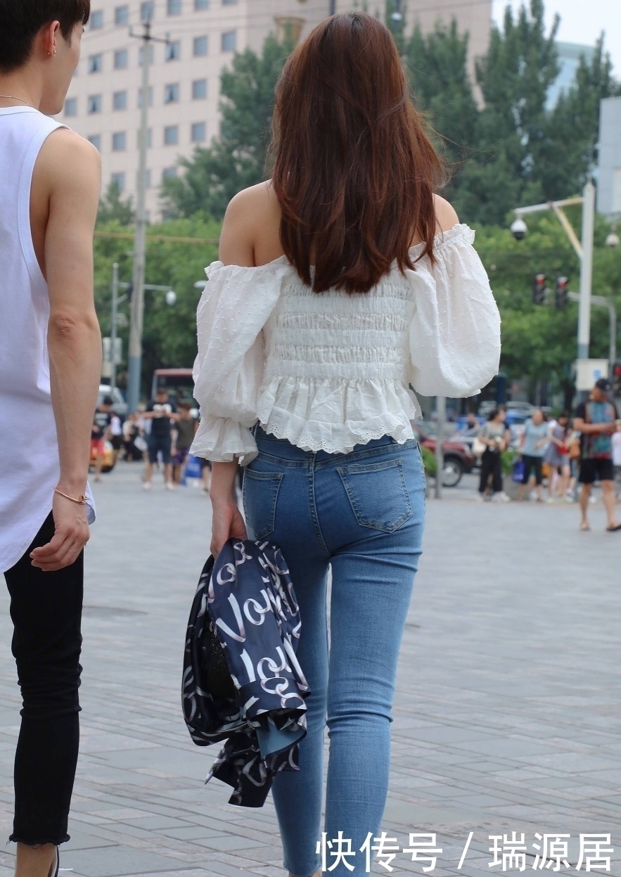 搭配|街拍美女香肩外露，搭配紧身牛仔裤，好身材一览无遗！