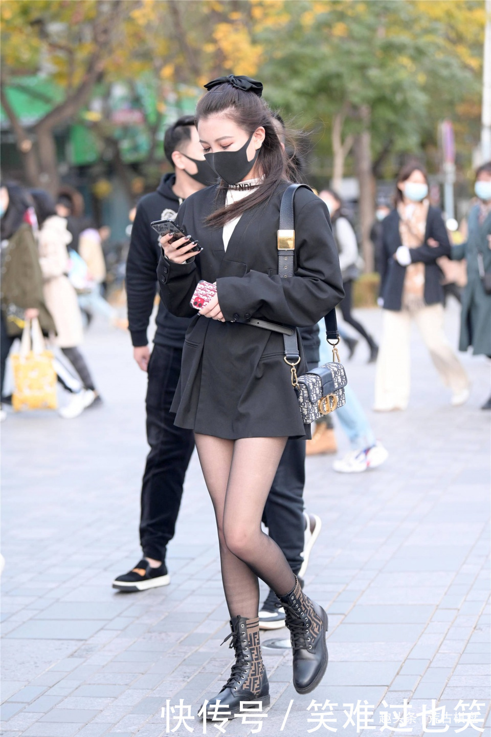 出门|秋冬时节出门搭配短靴,可以选择一款黑色丝袜,美出自己的风格