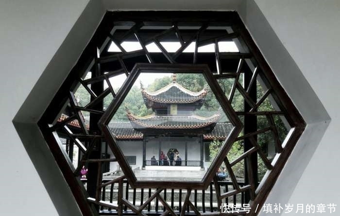 一位皇帝赐书, 两位皇帝赐匾,这可能是我国最牛的学校了