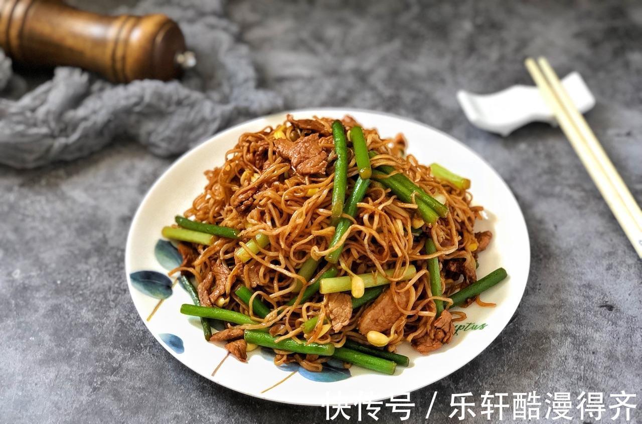 蒜苔|自制蒜台肉片焖面,做法简单,鲜美可口,大人孩子都爱吃
