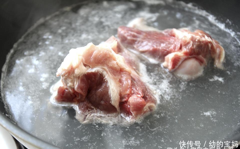 香味|做酱大骨用不用焯水,大厨教你正确做法,香味浓郁肉软烂,太香了