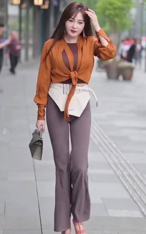小姐姐 美女来袭,连体裤搭配薄纱外套,轻松秀出完美好身材