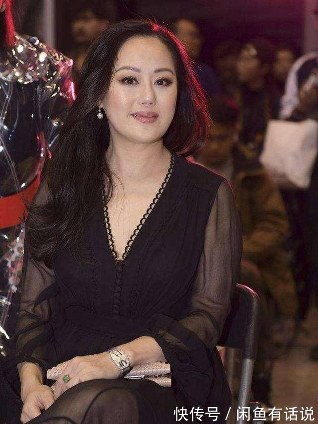 单品|章小蕙才是真名媛,圆润身材穿小黑裙显富态,30克拉鸽子蛋太闪耀