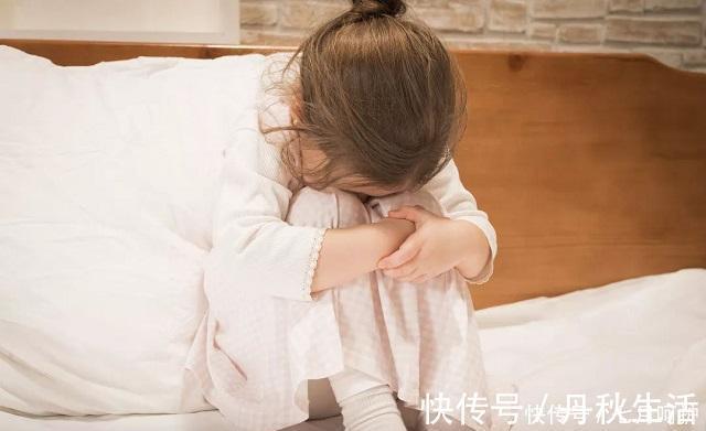 父母|一个考99却很难过,一个刚及格还笑得开心,一家俩孩子咋差这么大