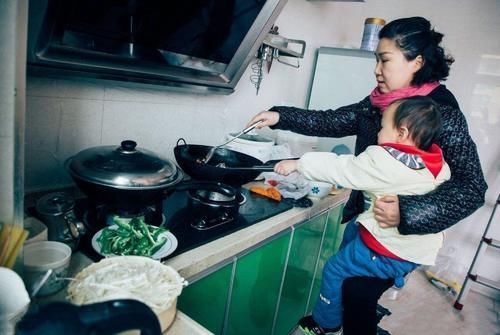 二胎政策|4口人挤24平米小房间，网友：就这还敢生？条件艰苦该不该生二胎