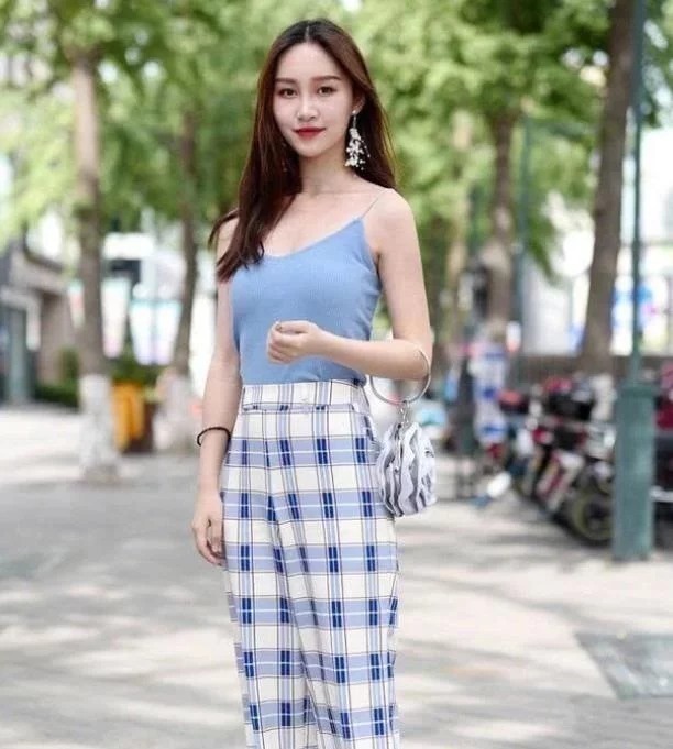 吊带背心|街拍:时尚的小姐姐,衬衫搭配牛仔裤,看起来很显腿长