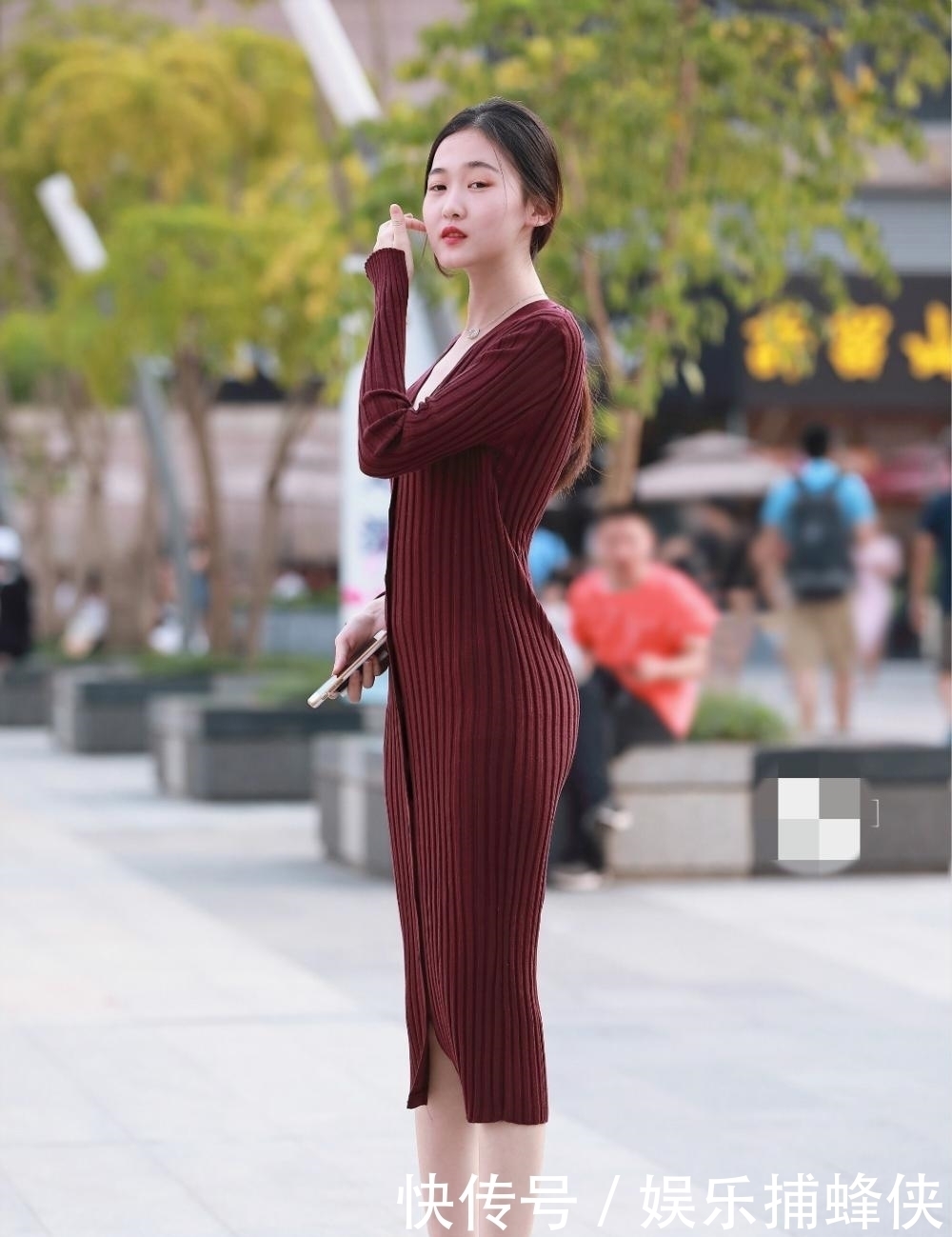 酒红色针织连衣裙搭配凉拖,玲珑有致,成熟优雅