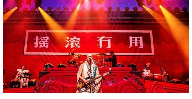 從保安到“搖滾教母”，還是中老年美妝博主，梁龍的人生有多神奇