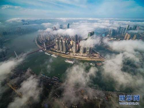 老年|仙界！俯瞰山城雾气缭绕 高楼鳞次栉比直插云霄