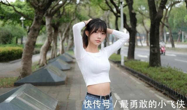 平底鞋 白色针织衫搭配牛仔裤+平底鞋,整体的风格简约又休闲,清爽舒适