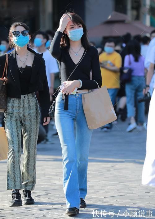 针织短衫 想要提升个性感,气质女生穿喇叭裤搭配针织短衫,又靓又耐看