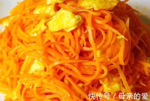 维生素降温后孩子每天躲在被窝看电视玩手机，多吃护眼菜，预防近视眼