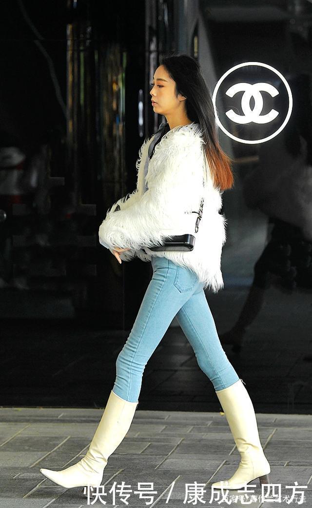 高筒靴，美女选择白色的，不仅吸睛亮眼，而且时髦感和帅气翻番