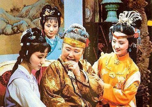 王熙凤$贾府有一位真正的名媛,见惯了大世面,王熙凤在她跟前就是小儿科