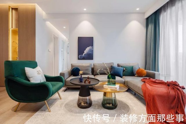 客厅|138平现代风四居室，蓝白天空挂画简约美观，是女主人的细腻之作