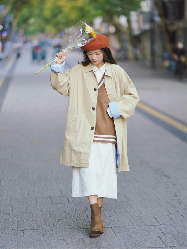 时尚博主 秋冬必备单品,少不了风衣的搭配,风衣+格子半身裙,时髦又洋气