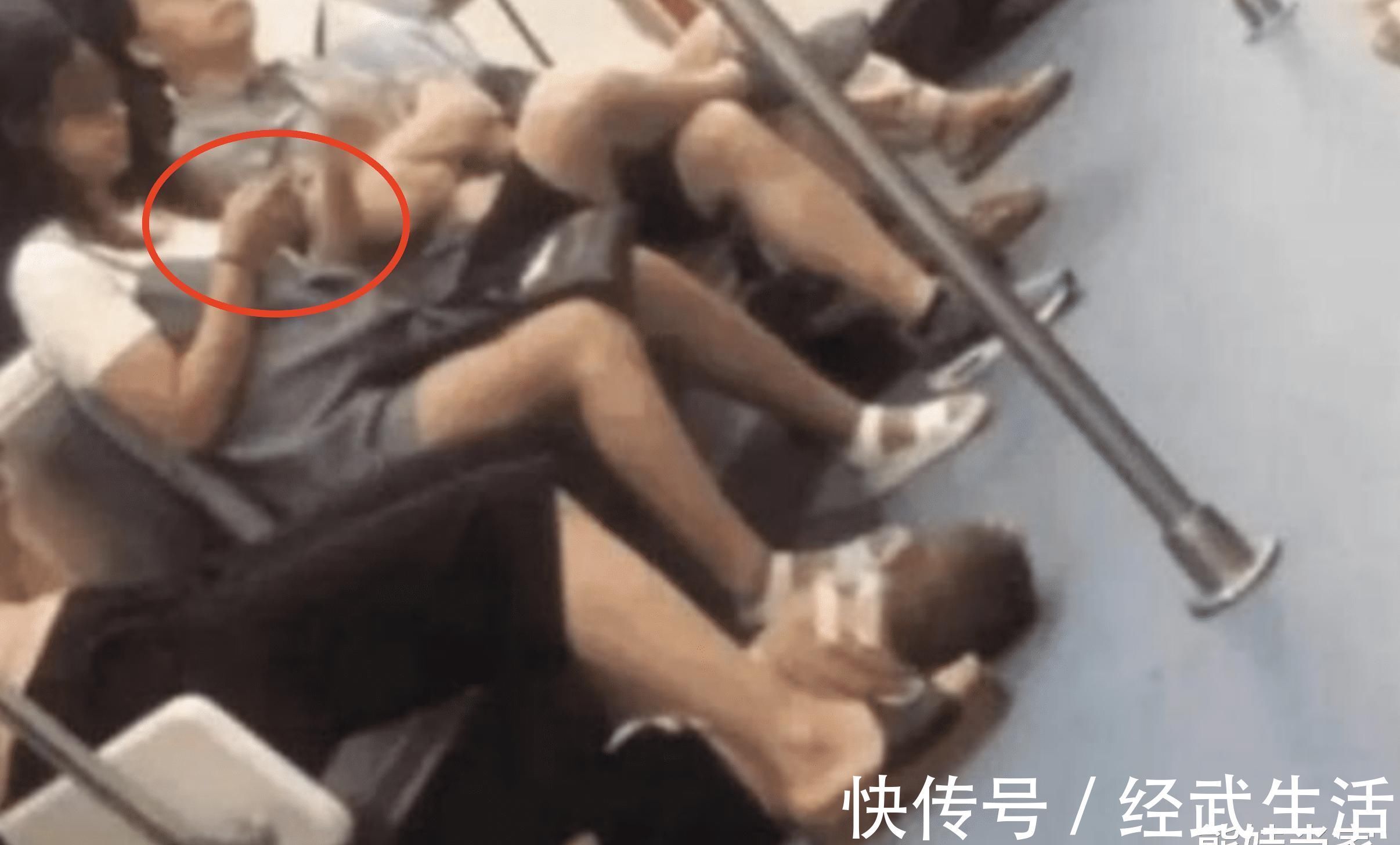 孩子|地铁上，男童躺在地上动弹不得，看到孩子的手，乘客马上报警